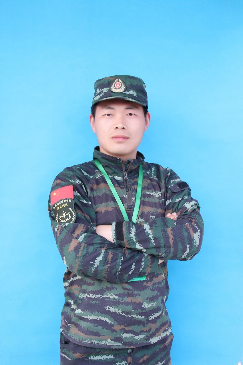 正苗启德军事教官 易檑(图1)