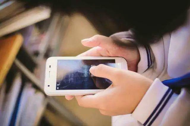 父母的四个举动导致孩子染上网瘾(图1) 父母的四个举动导致孩子染上网瘾(图1)