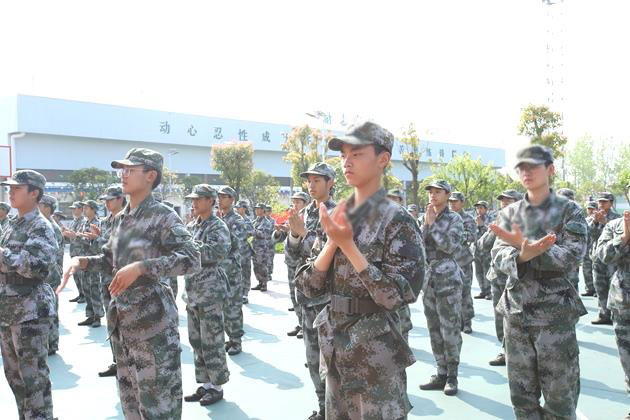 16男孩沉迷网络对父母冷漠无情,童年爱的缺失需要一生去弥补(图1) 16男孩沉迷网络对父母冷漠无情,童年爱的缺失需要一生去弥补(图1)