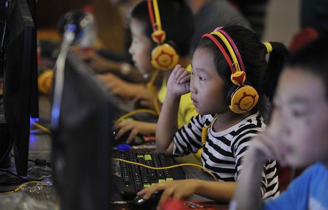 三类家庭最易产生网瘾孩子,孩子网瘾戒不掉,后果如何?(图1) 三类家庭最易产生网瘾孩子,孩子网瘾戒不掉,后果如何?(图1)